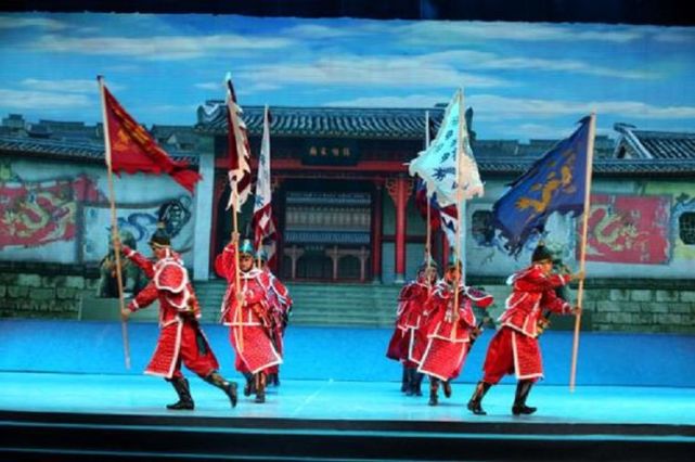 这也是因为满清实行的八旗制度,把部族按军事编制进行武装,成为一个