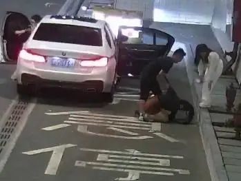 女子高速上被强行"塞"上车?高速交警紧急拦截!