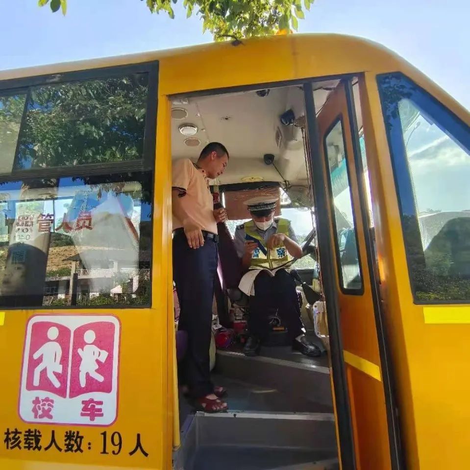 "黑校车"还"超员!孩子的安全能保障吗?