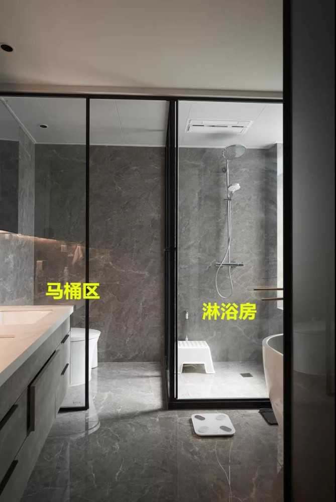 马桶和淋浴区共用一扇门,一门2用实现三分离式,比日本