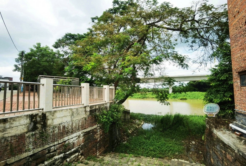 在沅江河边的残墙断壁,就是当年的金兰寺贝丘文化遗址的发现地.