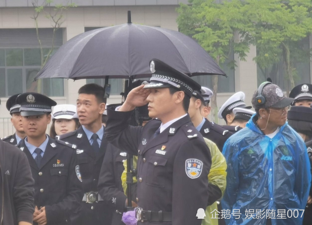 人民警察计日而待陆毅警察形象出镜女主亦是飒爽英姿