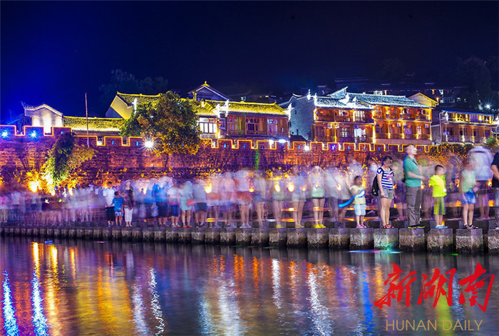 凤凰古城的"湘见 沱江"沉浸式艺术游船项目,情景剧演出,芙蓉镇《花开