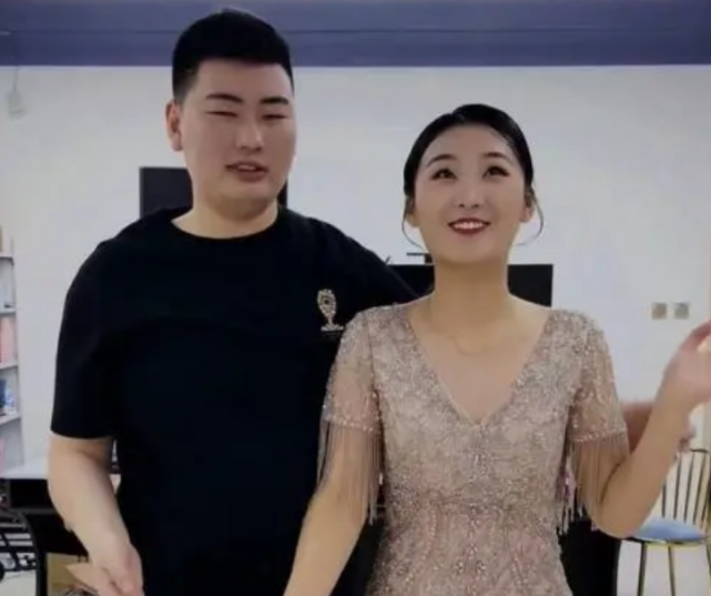 陈亚男跑回曹县娘家做头发,男发型师长得还挺帅