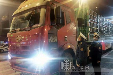 哈尔滨一晚查扣非法营运车辆9台 超载超限大货车49台