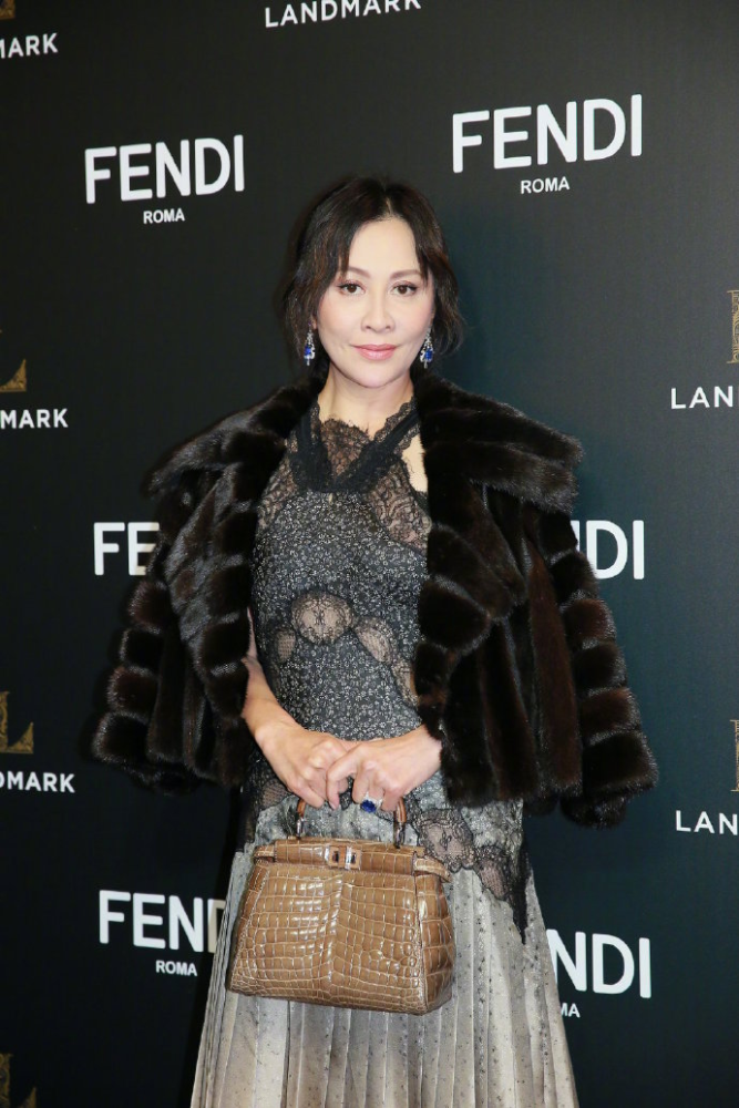 刘嘉玲太有贵妇气质穿毛绒外套配渐变长裙气质远超同龄人