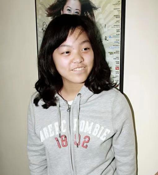 钟镇涛的二女儿钟嘉晴,小时候的照片,看起来颜值普普通通.