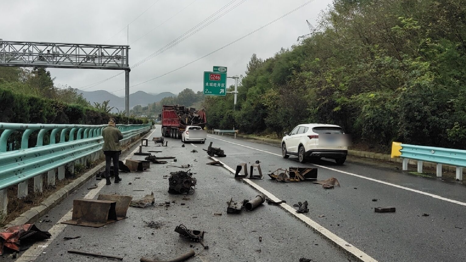 高速公路上为躲避松鼠,酿成交通事故|知危险会避险_腾讯新闻