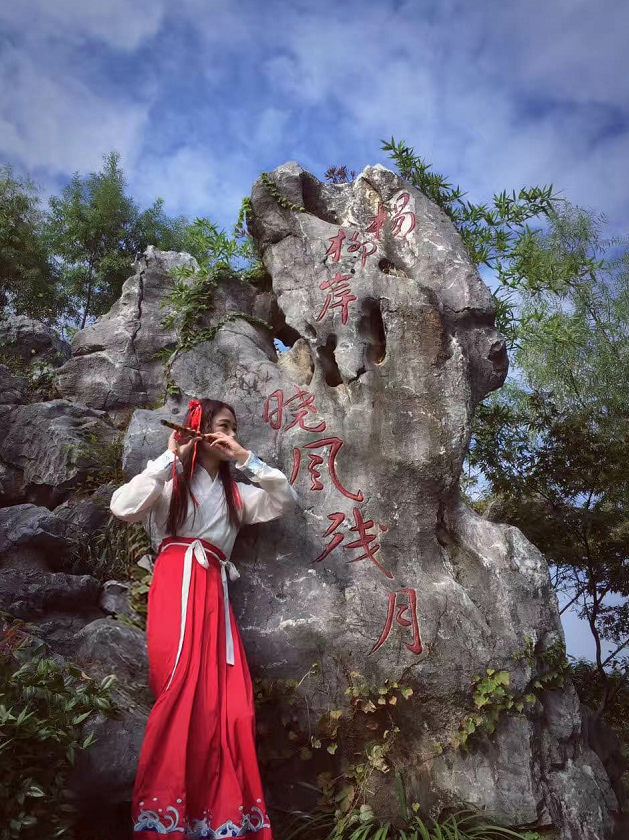 她每天与阀门,储油罐和各类机泵打交道,穿上红工服,就是石油"女汉子".