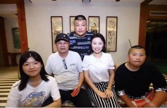 62岁的毕福剑在街边拉二胡拍视频逗乐观众这些年他过得好吗