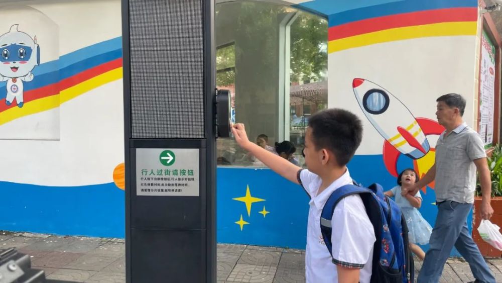 文昌市首个自助式红绿灯试运行