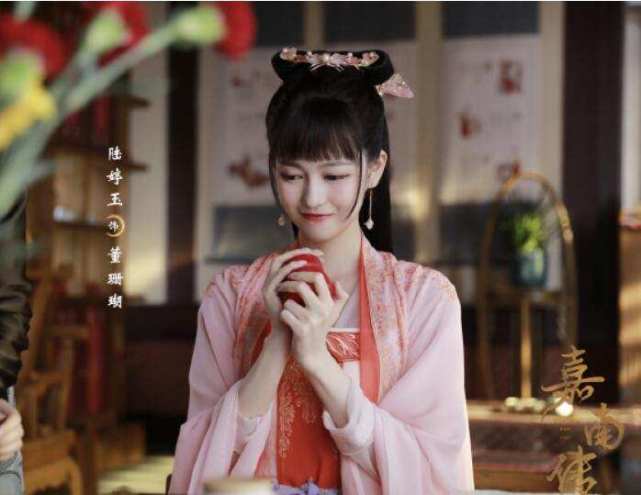 《醉玲珑《三千鸦杀》等古装剧,她在《嘉南传》中演董珊瑚