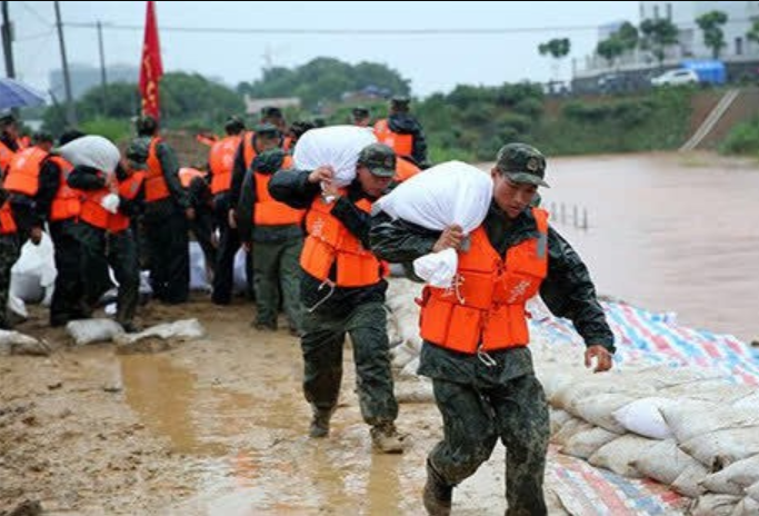 1998年长江特大洪水爆发,由于洞庭湖连降暴雨,洪水决堤而出,冲向周围