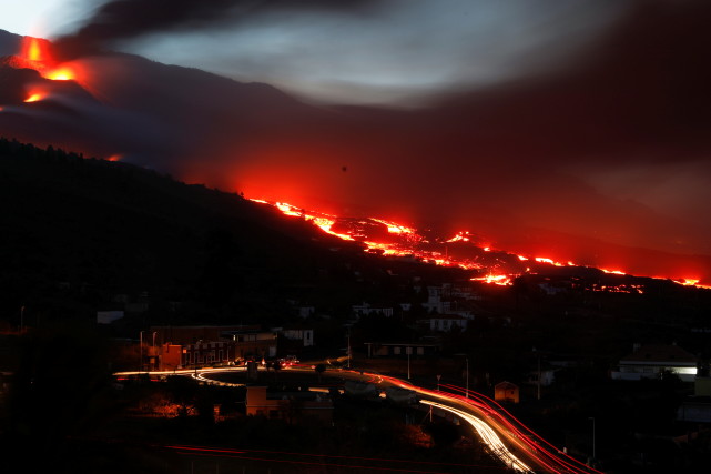 10月19日,西班牙拉帕尔马岛老昆布雷火山喷发的岩浆往山下流淌.