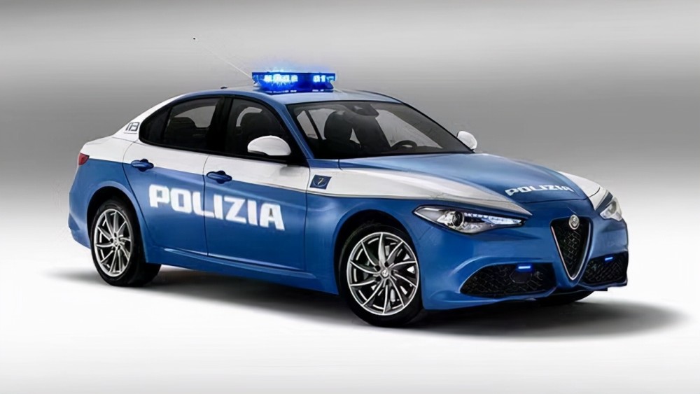 意大利警车的涂装也十分简洁明了,蓝白相间,就像他们国家足球队的