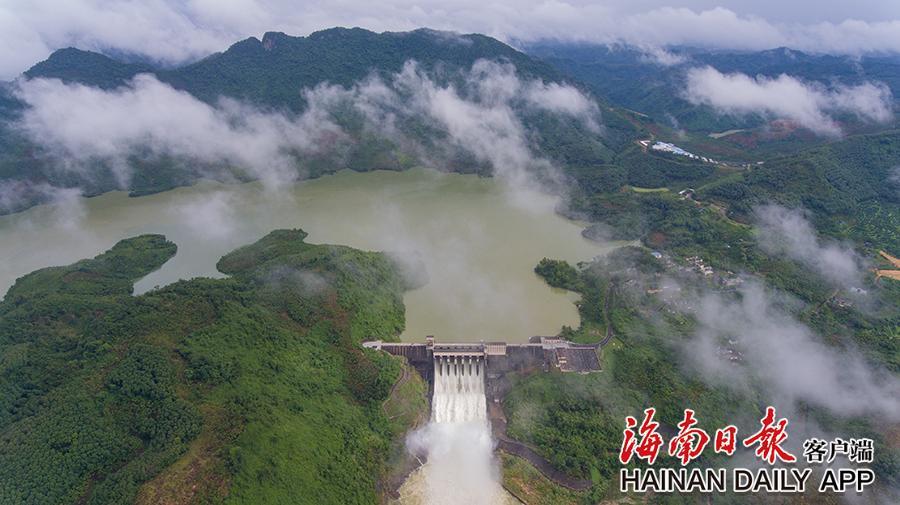 海南省部分地区出现强降雨天气,琼海万泉河上游的牛路岭水库开闸泄洪