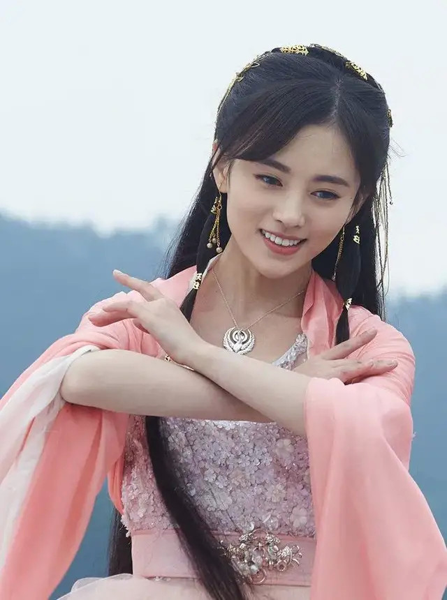 "四千年第一美女"鞠婧祎,爱豆到当红演员的成长之路