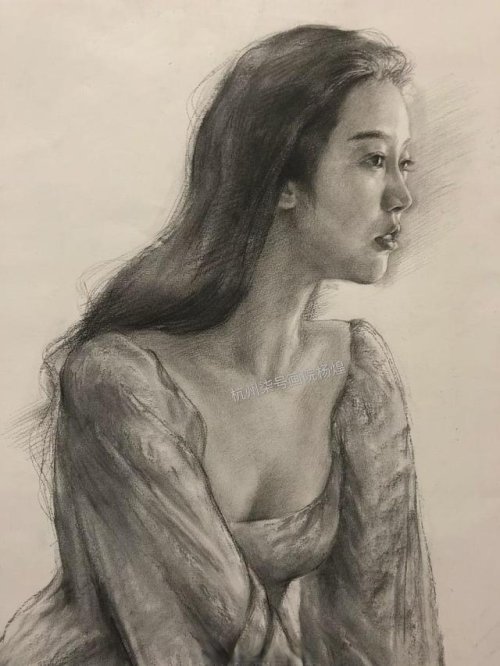 他笔下的素描美女堪称倾国倾城