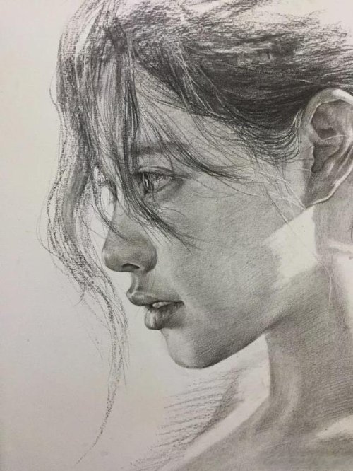 他笔下的素描美女,堪称倾国倾城