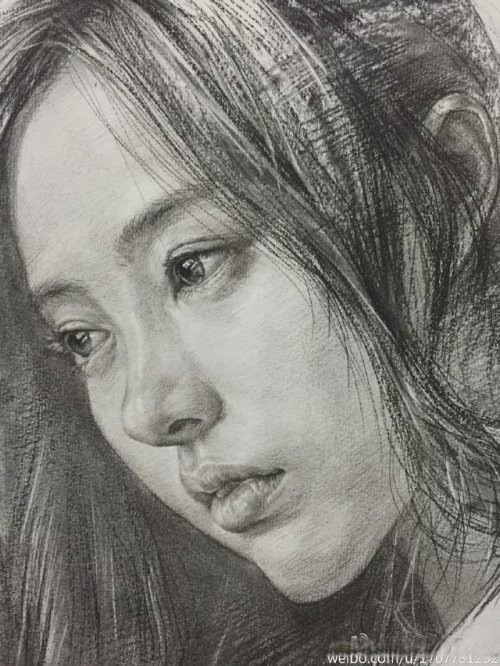 他笔下的素描美女,堪称倾国倾城