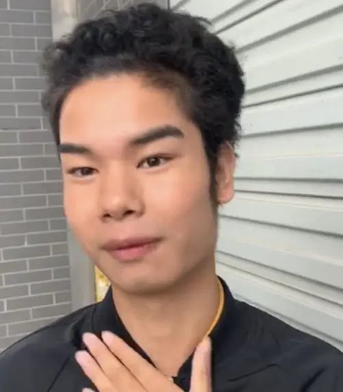 因发际线走红眉毛抢镜的小吴从韩国回来怎么变帅了