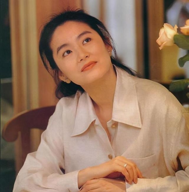 61岁钟楚红和63岁胡慧中比美,不老女神和64岁的林青霞一样漂亮