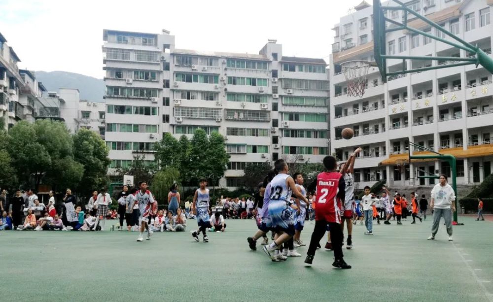 南峰小学:第二届篮球联赛 精彩无限