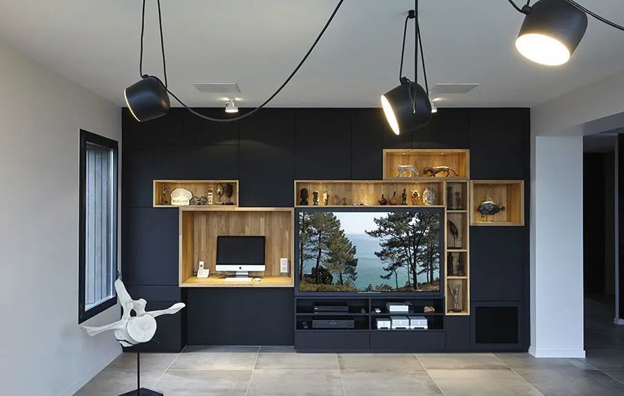 除了在电视墙直接开洞,客厅壁龛更会与电视壁柜结合