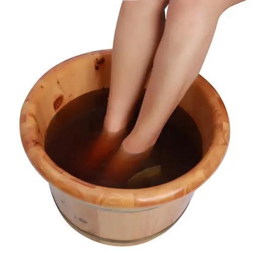 患脚气,在这种情况下可以用艾叶煮水泡脚,艾叶有消炎杀菌的功效