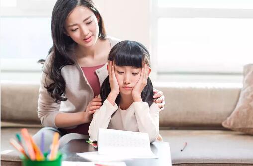 48岁的漂亮女邻居主动向我表白我有些犹豫不决