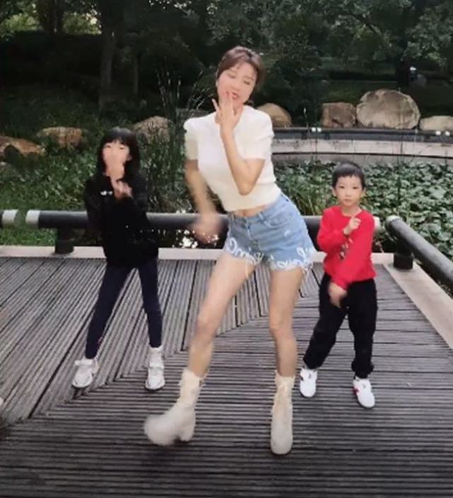 而我女儿遗传了她妈妈的大长腿,非常纤细笔直.