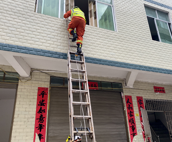 消防员爬梯救援