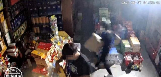 南昌县:床上铺满了高档烟,几名小伙子轮流自拍,这到底