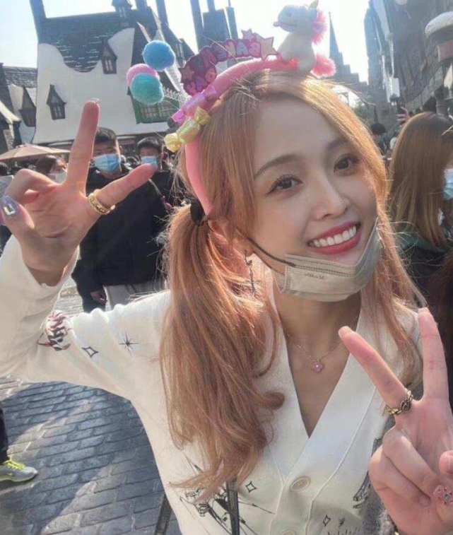 吴宣仪李子璇游玩被偶遇,路人合照亲切无架子,优越大长腿引人羡
