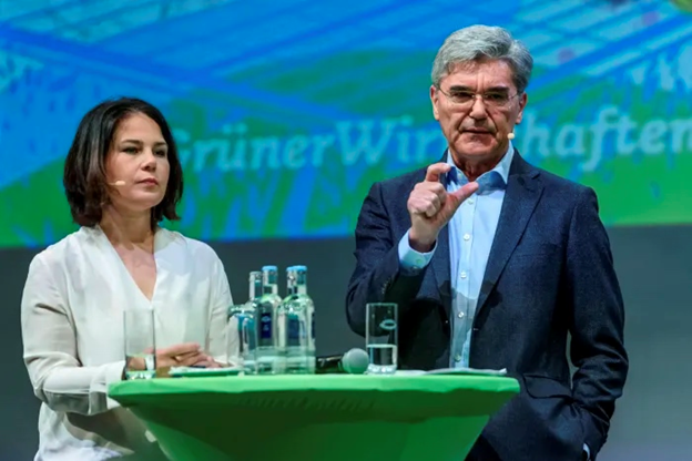 西门子前总裁凯飒(joe kaeser)与安娜莱娜·贝尔博克共同出现在绿党