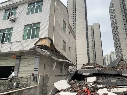 安康一民房被隔壁房屋拆迁砸烂,房主:一家人住在危房里担惊受怕