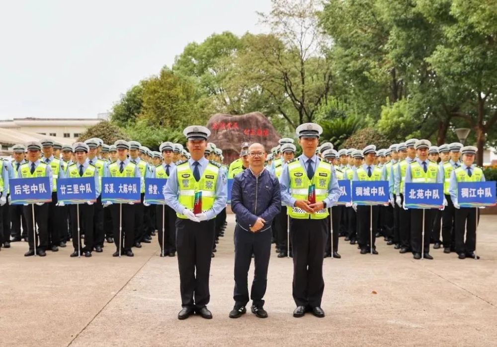 义乌交警大练兵这些交通指挥手势你见过吗