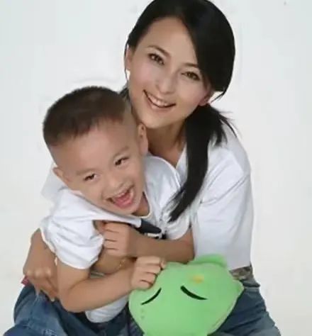 用13年将丈夫捧为影帝反被抛弃,二婚嫁小9岁演员的何音,如今怎样了?