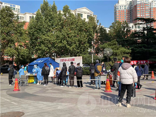 北京出现关联输入本地确诊病例,相关小区上万居民连夜进行核酸检测