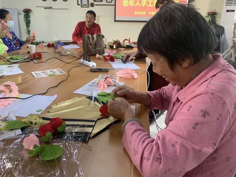 禾花社区"夕阳红"丨"幸福夕阳,巧手相伴"老年人手工制作活动