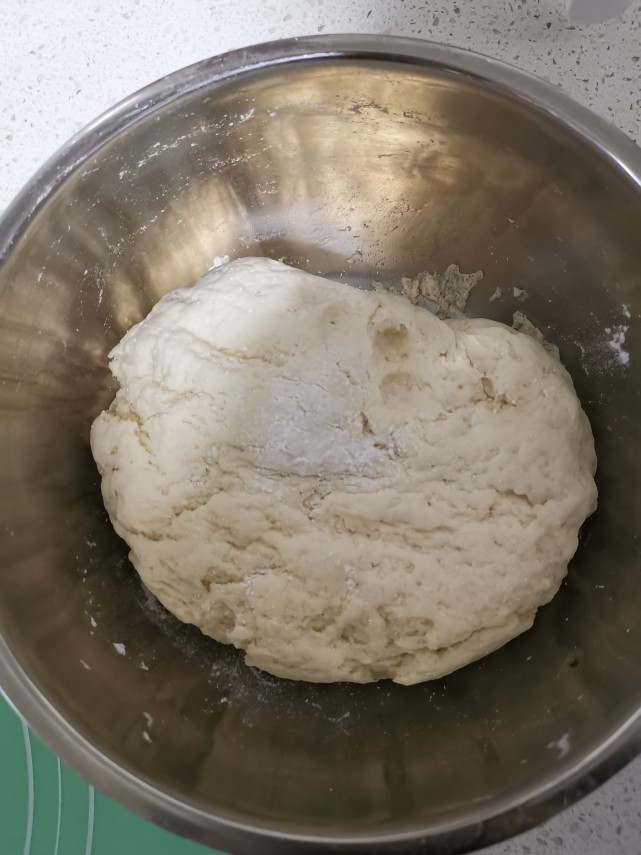 把和好的面团用保鲜膜盖上,再把它放入盛有温水的盆内醒发一个小时