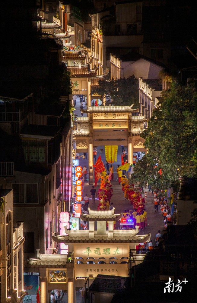 潮州牌坊街夜景.郑坚 摄