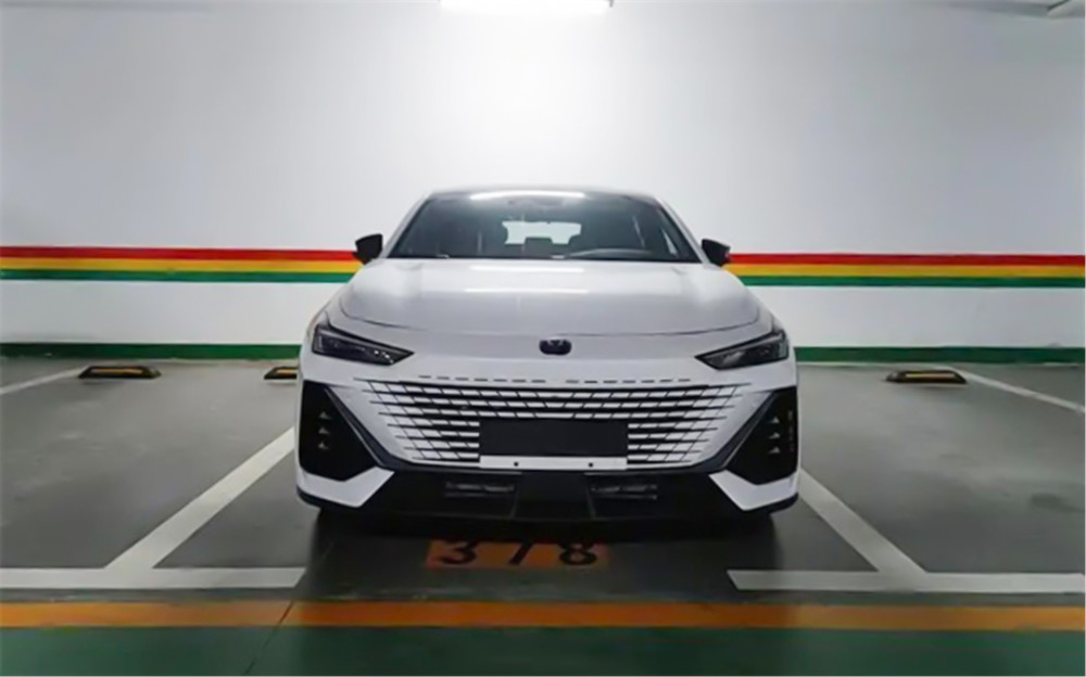 长安univ实车,搭蓝鲸1.5t,网友:太像奥迪a7了