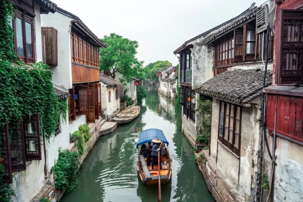 它也成为是首批国家5a级旅游景区,而且也是苏州一座四面环水的古镇,这