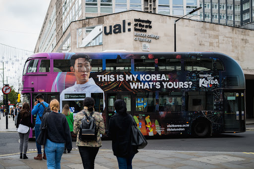 英国双层巴士车身上,孙兴慜韩国旅游宣传广告