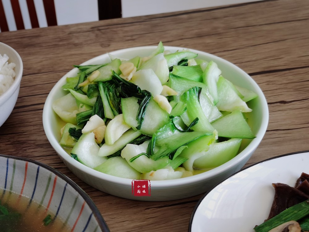 秋冬更是想念小时候老家吃的油冬菜,特别是打过霜后它自带清甜味,加油