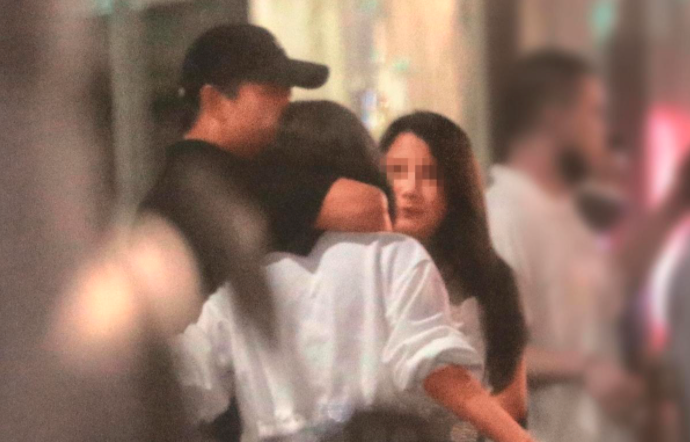 28岁台男星与4女街边调情,深夜左拥右抱,勾脖子闻发香