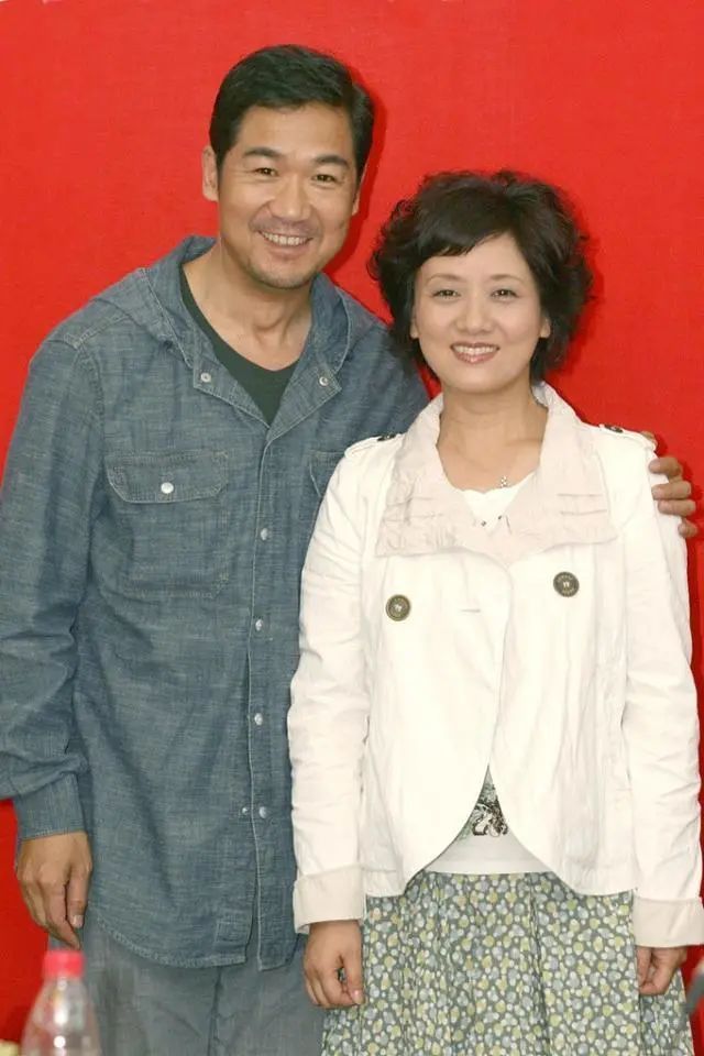 邓婕与老公张国立同框,两人休闲搭穿搭看着干净利落,老了也时髦