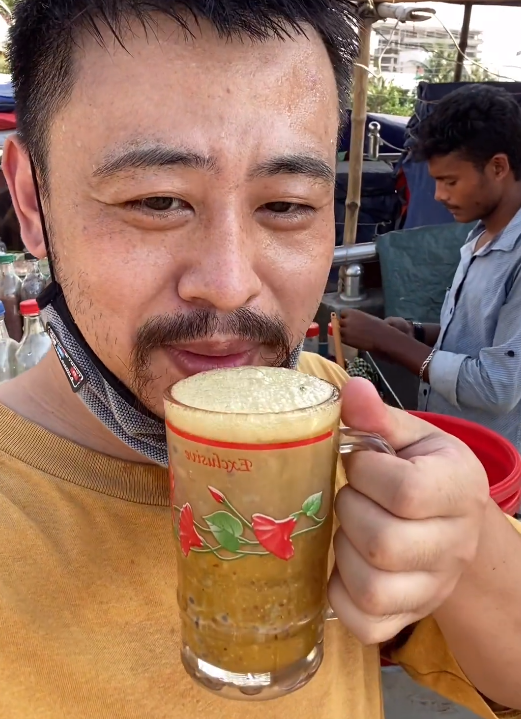 而这类特色印度"吃播"的视频呢,也是刘庸视频里播放量最多的类型.
