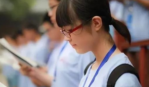 一起,竞争便开始了,学校为了提高升学率和学生的成绩水平,考试排名